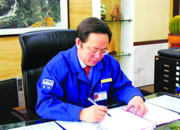 西瑪集團董事長楊允成被評選為“感動西安——2005年度推動西安經濟發展的十大新聞人物”之一。 西瑪集團董事長楊允成被評選為“感動西安——2005年度推動西安經濟發展的十大新聞人物”之一。