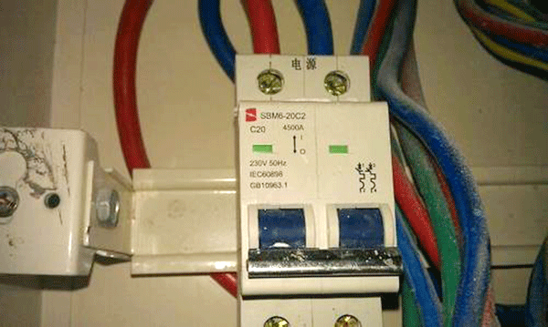 漏電保護裝置是造成西安西瑪電機頻繁燒毀的原因。 漏電保護裝置是造成西安西瑪電機頻繁燒毀的原因。