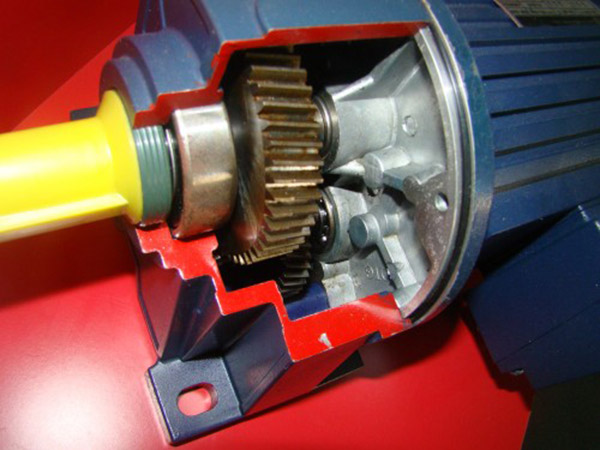 機械裝配西瑪電機時,軸頭裝鏈輪可涂抹黃油,可更快裝配好。 機械裝配西瑪電機時,軸頭裝鏈輪可涂抹黃油,可更快裝配好。