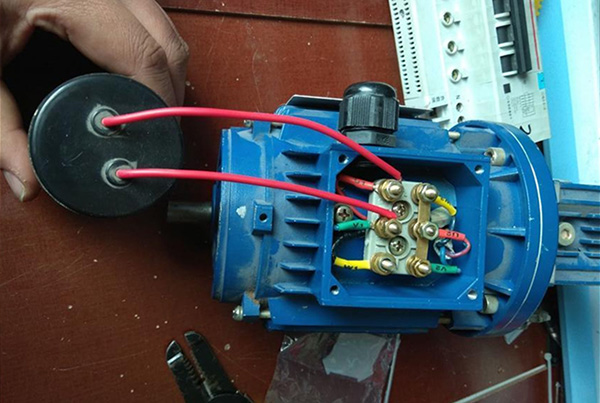 YE3高效節能三相異步電動機改成單相的接線示意圖 YE3高效節能三相異步電動機改成單相的接線示意圖